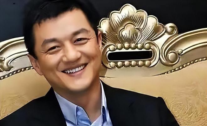 熊猫体育：女儿过六一李亚鹏拄拐杖看演出这一刻老夫少妻彻底具象化了(图9)
