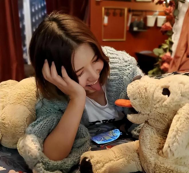 熊猫体育资讯：回顾：漂亮女孩挑战翼装飞行不幸坠落身亡飞行前的话首次曝出(图3)