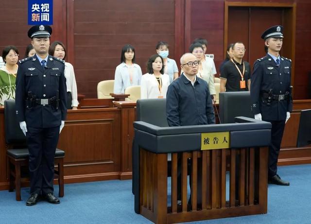 熊猫体育：69岁原中央委员落马7年前曾引咎辞职！贪了近20年的“老虎”被判死缓(图3)