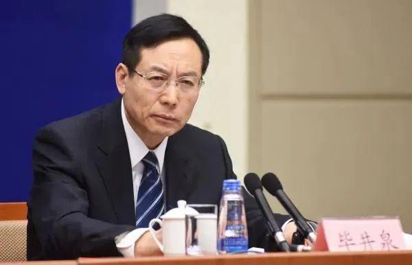 熊猫体育：69岁原中央委员落马7年前曾引咎辞职！贪了近20年的“老虎”被判死缓(图2)