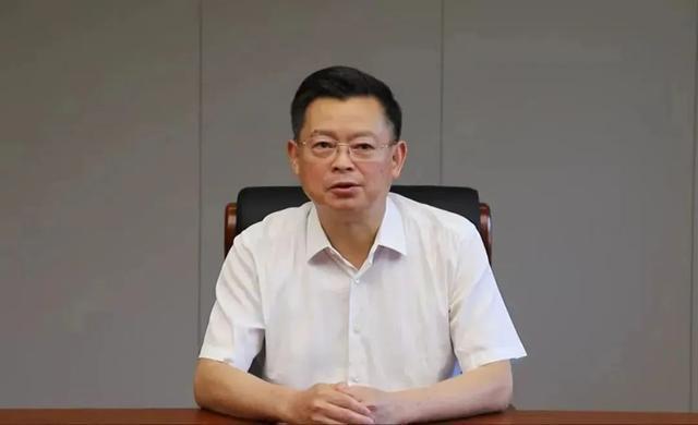 熊猫体育：69岁原中央委员落马7年前曾引咎辞职！贪了近20年的“老虎”被判死缓(图1)