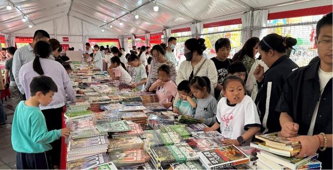 蚌埠新华书店“行走的书店”走进龙虾节(图1)