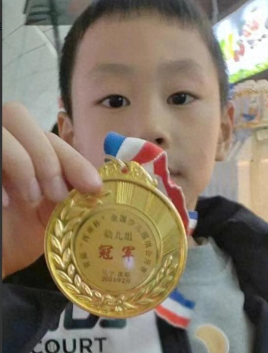 9岁围棋冠军轻生后续父亲口碑很差打走2任妻子知情人透更多(图5)
