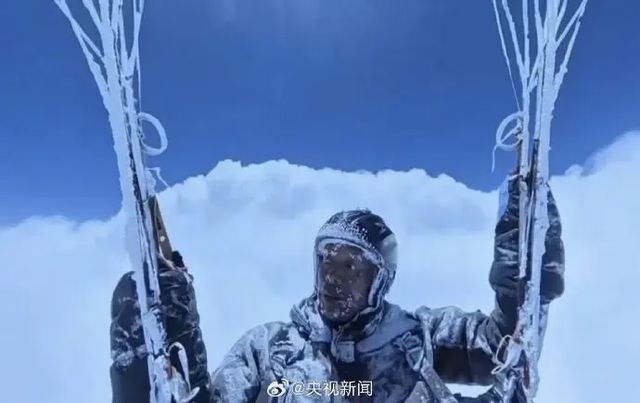 熊猫体育：滑翔男子“云吸意外”引热议专业人士：充分保暖或成逃生关键(图2)