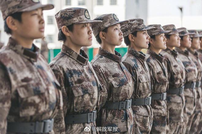 熊猫体育：美30万女兵背后藏惊人隐患！俄女兵颜值惊艳战场中国呢？(图6)