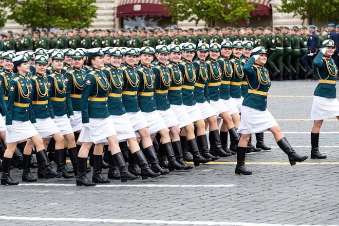 熊猫体育：美30万女兵背后藏惊人隐患！俄女兵颜值惊艳战场中国呢？(图4)