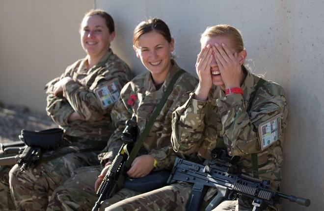 熊猫体育：美30万女兵背后藏惊人隐患！俄女兵颜值惊艳战场中国呢？(图2)