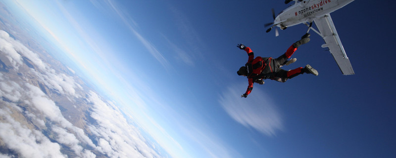 家鸡这物种几千年前就被人类驯化得只会下蛋长肉骨头脆、翅膀短、身子沉(图1)