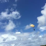 熊猫体育资讯：中国第一位女空降兵：捐款1000万却被警察怀疑真相令人动容(图1)