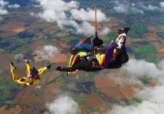 熊猫体育：炸翻春晚！银河通用机器人丝滑盘核桃封神30个电机藏玄机骂声掌声吵翻全网(图1)