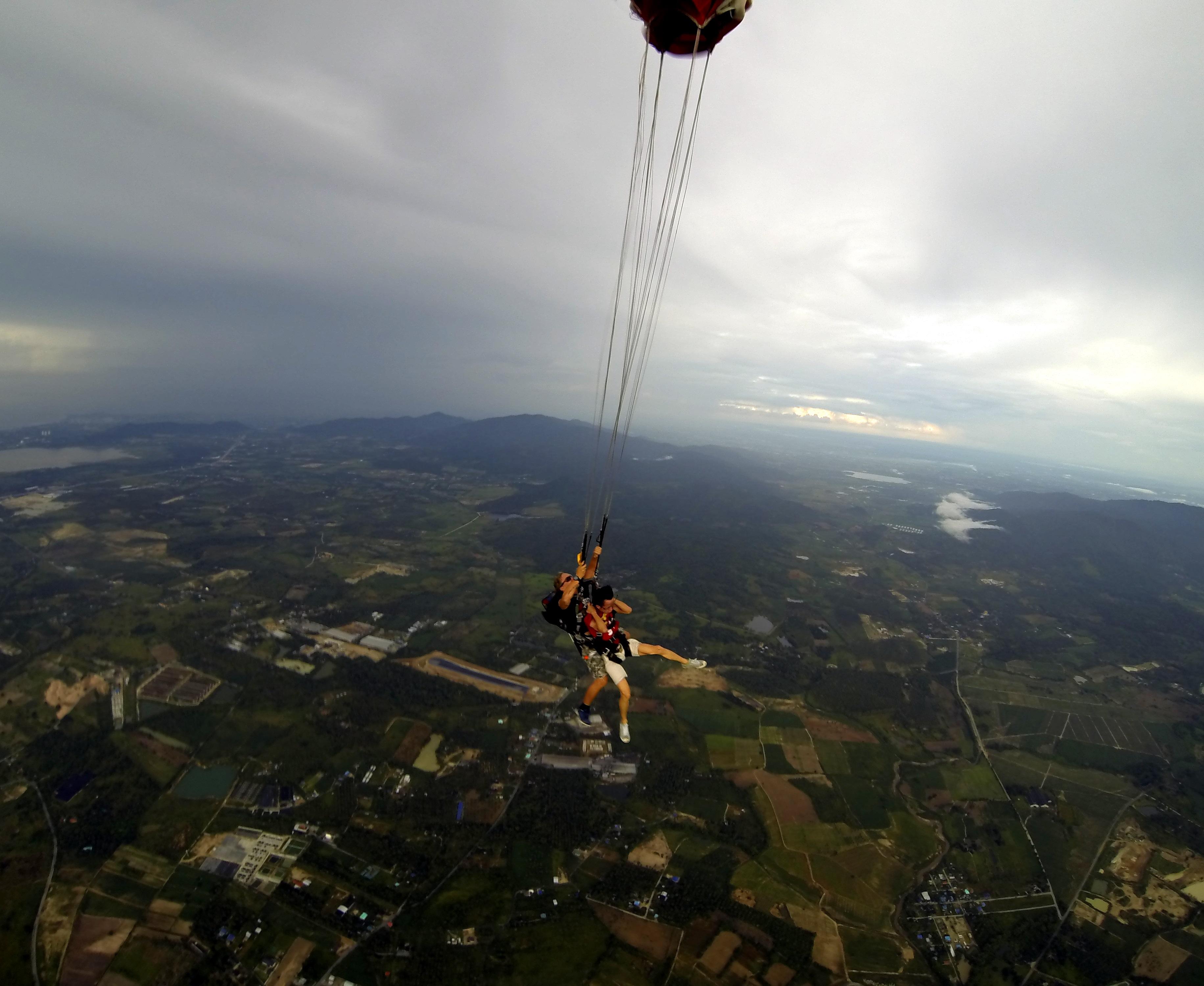 王思聪携俩美女新加坡过年！挑战人体弹弓…网友：像被榨干(图1)