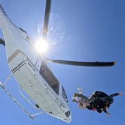 熊猫体育：河南一景区空中撒钱面值最高100元文旅宠客藏着大玄机(图1)