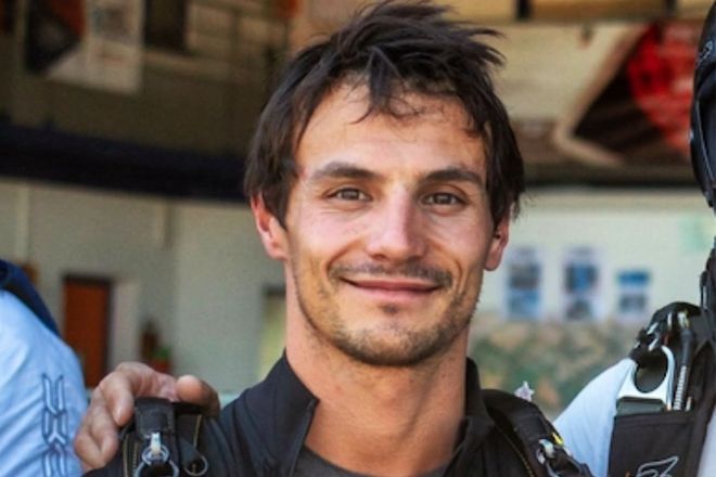 直升机跳伞意外：法滑翔世界冠军高空坠地身亡降落伞未能打开。(图1)