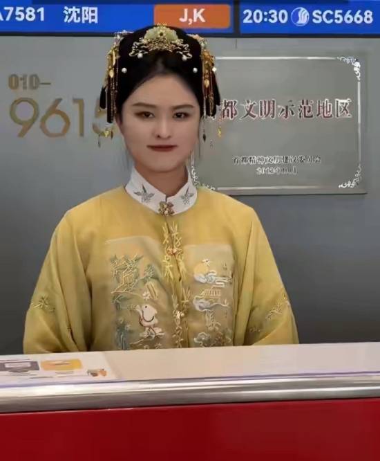 首都机场工作人员穿改良汉服上岗国风色彩引热议(图1)