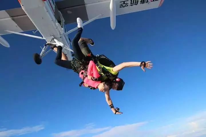 熊猫体育资讯：完成过1200多次跳伞、能撂倒180斤的壮汉24岁河南姑娘在杭州当“空保”(图1)