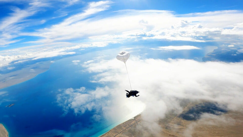 熊猫体育：原创战机漏油高空12000米迫降飞行员拒绝跳伞8分钟创造世纪奇迹(图1)