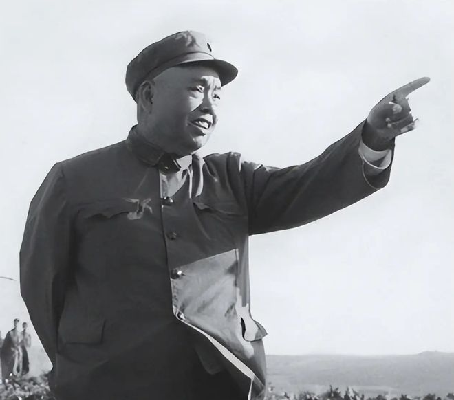 熊猫体育：1973年开国上将许世友乘专机发现执飞飞行员竟是女儿许华山(图1)