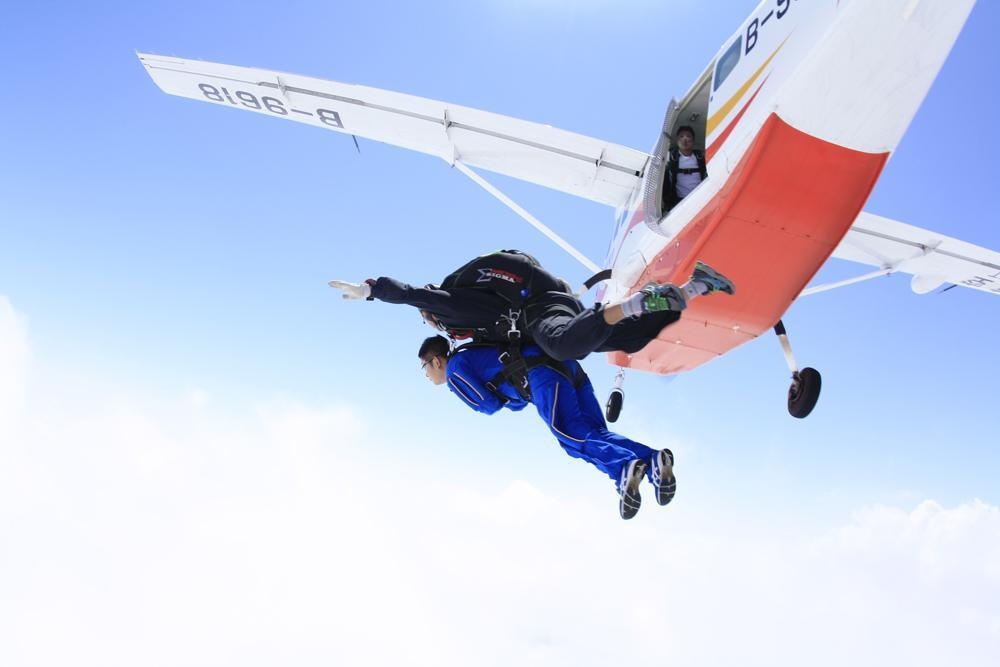 原创飞行员在战争中弃机跳伞逃生后为什么不能对其开火？(图1)