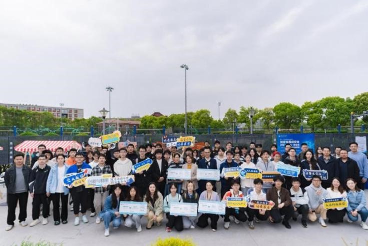 “七秩问天路携手探九霄”第七届航空航天科技节游园会举行(图1)